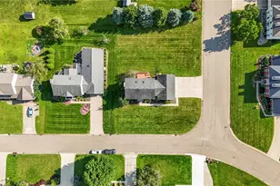906 Southmoor Cir NE, Canton, OH 44721 - Photo 8