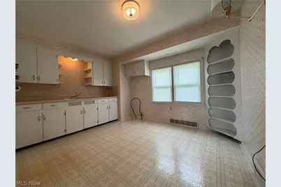 1021 W College Road, Alliance, OH 44601 - Photo 8