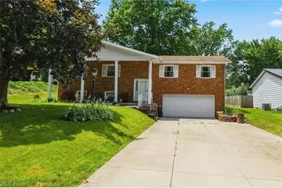 912 S Azalea Boulevard, Barberton, OH 44203 - Photo 1