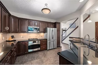 556 Hyannis Port Circle, Avon Lake, OH 44012 - Photo 6