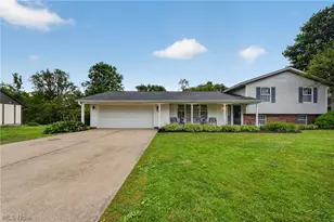90 Meadowridge Dr, Geneva, OH 44041 - Photo 2