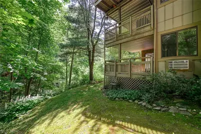 654 Meredith Lane, Cuyahoga Falls, OH 44223 - Photo 2