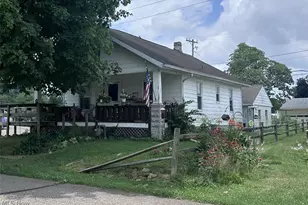 490 Oxford Ave, Newcomerstown, OH 43832 - Photo 2
