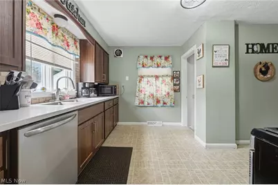 369 E 46th Street, Lorain, OH 44052 - Photo 10