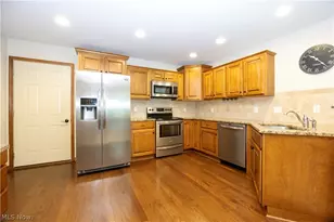 242 Woodbury Cir, Kidron, OH 44618 - Photo 6