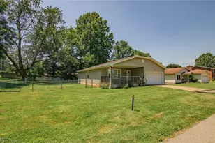 318 Greenwood Dr, Williamstown, WV 26187 - Photo 2