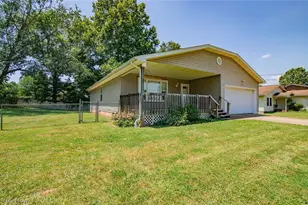318 Greenwood Dr, Williamstown, WV 26187 - Photo 14