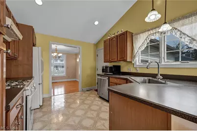 690 Grantwood Avenue, Sheffield Lake, OH 44054 - Photo 8