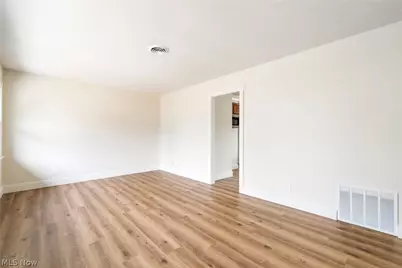 2402 NE Morris Avenue, Canton, OH 44705 - Photo 6