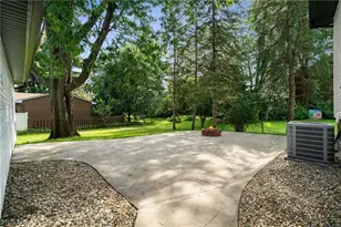 814 E Broad St, Louisville, OH 44641 - Photo 32