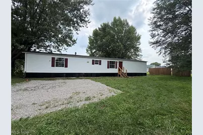 40 N Canal Street, Frazeysburg, OH 43822 - Photo 1