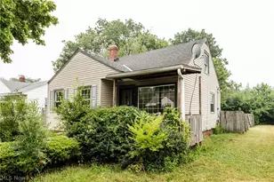 16906 Holly Hill Dr, Loveland, OH 44128 - Photo 2