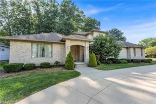416 Castle Pines Dr, Akron, OH 44333 - Photo 2