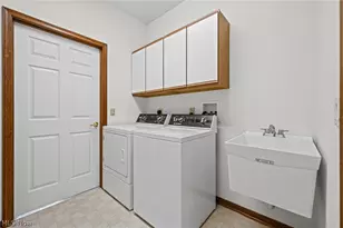 215 Village Dr, Green Hills, OH 44131 - Photo 6