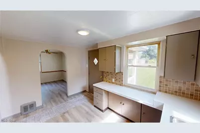 34 W Lewis Street, Struthers, OH 44471 - Photo 6