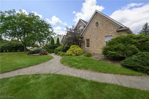 827 Mesa Verde Dr, Barberton, OH 44203 - Photo 2