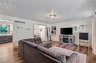 1796 Maple Trace Ct, Youngstown, OH 44515 - Photo 2