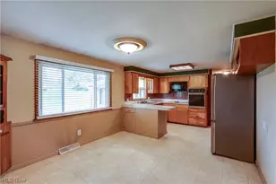 1402 Brookwood Dr, Mogadore, OH 44260 - Photo 8