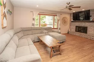 727 Sleepy Hollow Dr, Uniontown, OH 44685 - Photo 10