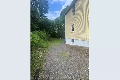 556 W Myrtle Avenue, Youngstown, OH 44511 - Photo 18