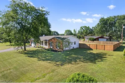 586 Brookpark Drive, Cuyahoga Falls, OH 44223 - Photo 2