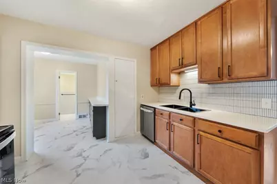 19208 Chagrin, Huber Heights, OH 44122 - Photo 4