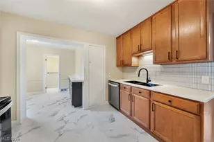 19208 Chagrin, Huber Heights, OH 44122 - Photo 4