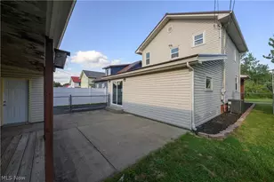 320 Oak St, Uhrichsville, OH 44683 - Photo 4