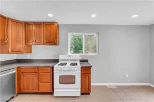 1083 Eastlake Dr, Eastlake, OH 44095 - Photo 10