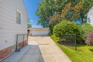 2322 Larchmont Dr, Wickliffe, OH 44092 - Photo 4