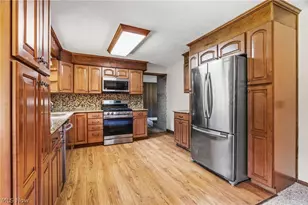 1129 Oak Tree Rd, Akron, OH 44320 - Photo 10