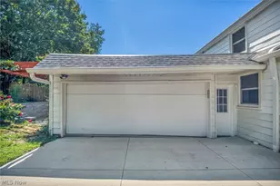 20860 Farnsleigh Rd, Huber Heights, OH 44122 - Photo 4