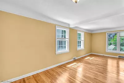 20860 Farnsleigh Road, Huber Heights, OH 44122 - Photo 14