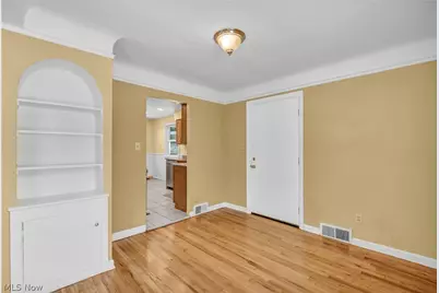 20860 Farnsleigh Road, Huber Heights, OH 44122 - Photo 12