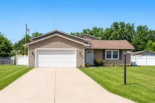 546 Fieldstone Dr, Amherst, OH 44001 - Photo 2