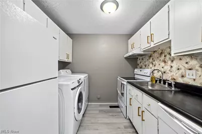 216 Moore Road #3V, Avon Lake, OH 44012 - Photo 8