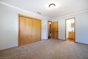 1097 Oak Tree Rd, Akron, OH 44320 - Photo 10