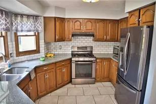 2758 Parkplace Dr, Uniontown, OH 44685 - Photo 4