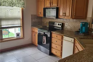 1121 Aubrey Cir, Louisville, OH 44641 - Photo 2