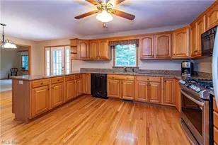 952 Rosemarie Cir, Wadsworth, OH 44281 - Photo 2