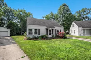 2139 Suncrest Cir, Cuyahoga Falls, OH 44221 - Photo 2