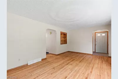 335 E Huston Street, Barberton, OH 44203 - Photo 6