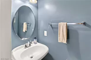1910 Northgate Cir, Akron, OH 44320 - Photo 16