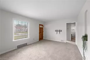 424 E 326th St, Willowick, OH 44095 - Photo 6