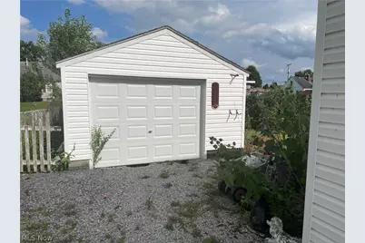 2726 Gilbert Avenue NE, Canton, OH 44705 - Photo 2