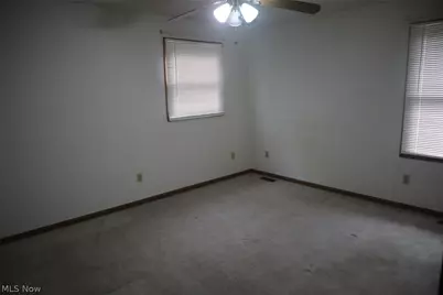 288 E Cassell Avenue, Barberton, OH 44203 - Photo 8