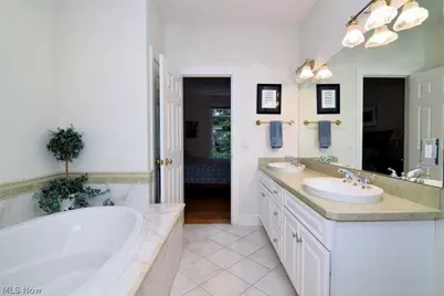 8205 Knolls Way, Chagrin Falls, OH 44023 - Photo 18