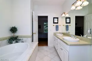 8205 Knolls Way, Chagrin Falls, OH 44023 - Photo 18