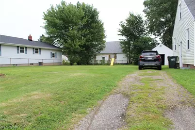 224 Pennsylvania Avenue, Louisville, OH 44641 - Photo 2