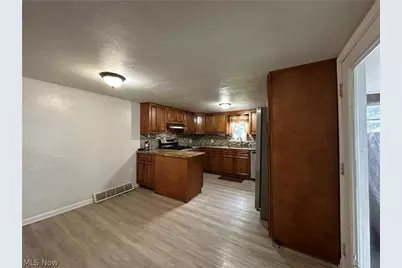 825 Lakewood Beach Drive, Sheffield Lake, OH 44054 - Photo 4